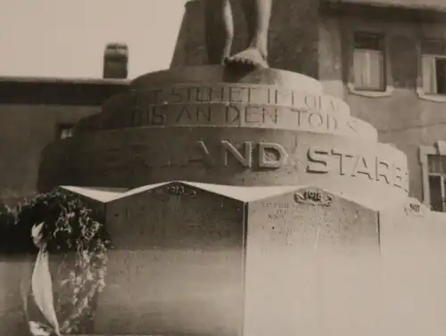 tolles altes Foto unbekanntes Kriegerdenkmal - Soldat Schwur - Gefallene WK I -