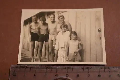 tolles altes Foto - Familie in Badezeug vor Umkleidekabine 1929