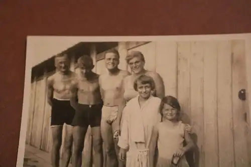 tolles altes Foto - Familie in Badezeug vor Umkleidekabine 1929