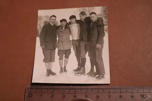 tolles altes Foto -Gruppe Jungs auf Schlittschuhe - 30er Jahre ?