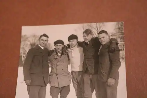 tolles altes Foto -Gruppe Jungs auf Schlittschuhe - 30er Jahre ?
