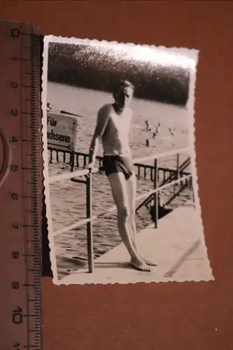 tolles altes Foto - junger Mann in Badehose am See ?? 30-40er Jahre