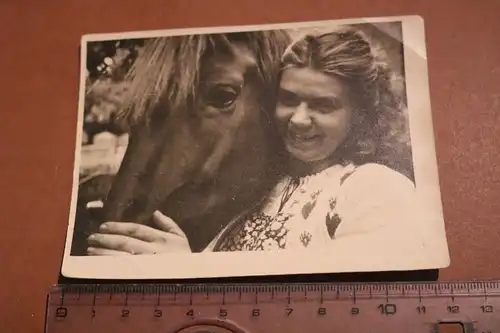 tolles altes Foto  Portrait einer Frau mit ihrem Pferd 1940