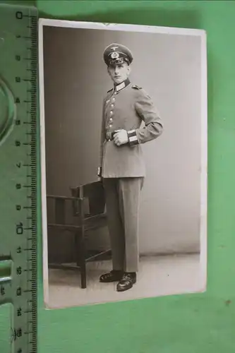 tolles altes Foto - Portrait eines Soldaten mit Schirmmütze stehend 1942