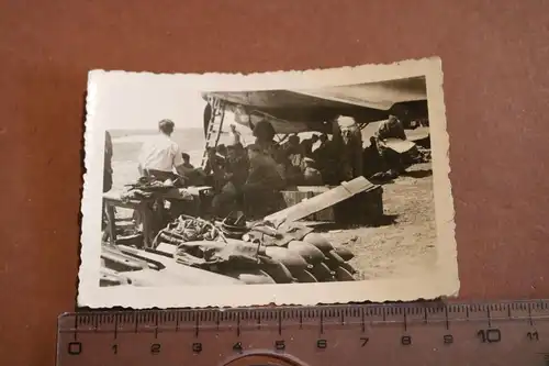 altes Foto - Soldaten Luftwaffen suchen Schatten unter dem Flugzeug