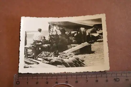 altes Foto - Soldaten Luftwaffen suchen Schatten unter dem Flugzeug 