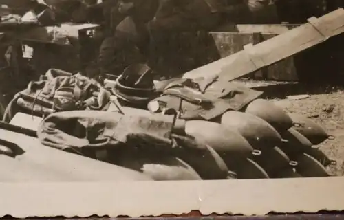 altes Foto - Soldaten Luftwaffen suchen Schatten unter dem Flugzeug 