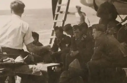 altes Foto - Soldaten Luftwaffen suchen Schatten unter dem Flugzeug 