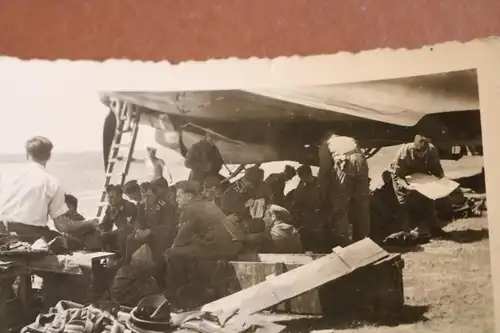 altes Foto - Soldaten Luftwaffen suchen Schatten unter dem Flugzeug 