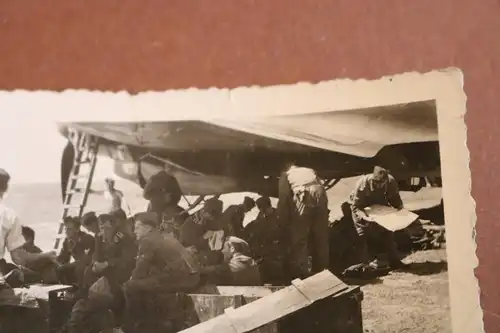 altes Foto - Soldaten Luftwaffen suchen Schatten unter dem Flugzeug