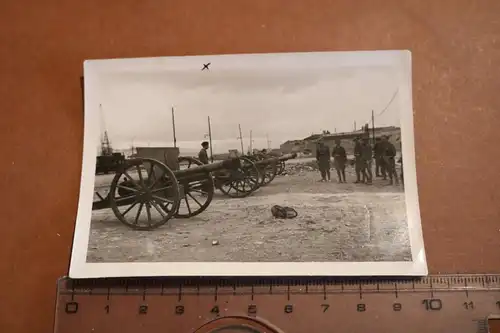 altes Foto - Geschütze - Soldaten unbekannte Uniformen ?? Frankreich ?