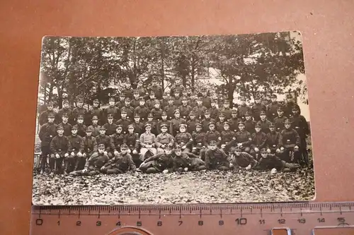 tolles altes Gruppenfoto  Soldaten ??  mir unbekannte Uniform , Kragenspiegel ?