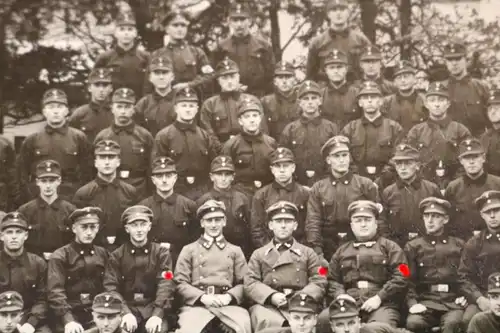 tolles altes Gruppenfoto  Soldaten ??  mir unbekannte Uniform , Kragenspiegel ?