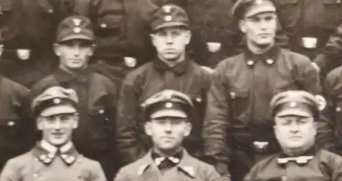 tolles altes Gruppenfoto  Soldaten ??  mir unbekannte Uniform , Kragenspiegel ?