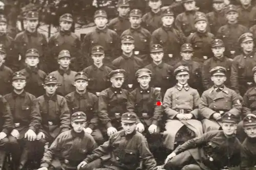 tolles altes Gruppenfoto  Soldaten ??  mir unbekannte Uniform , Kragenspiegel ?