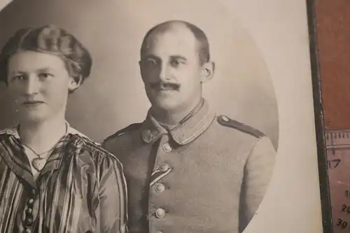 altes Kabinettfoto - Portrait eines Soldaten mit Frau aus Bremen