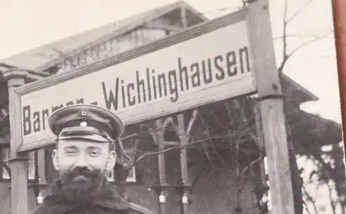 tolles altes Foto - Landsturmsoldat am Bahnhof Barmen-Wichlinghausen 1914