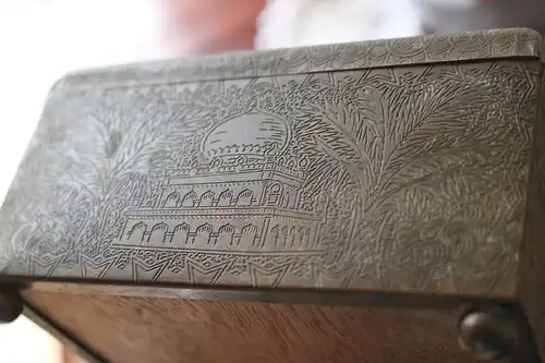 alte Metallschatulle mit Holzboden - Indien ?? reich verziert , Elefant usw. Alt