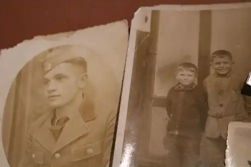 vier Fotos - Soldaten und Kinder 