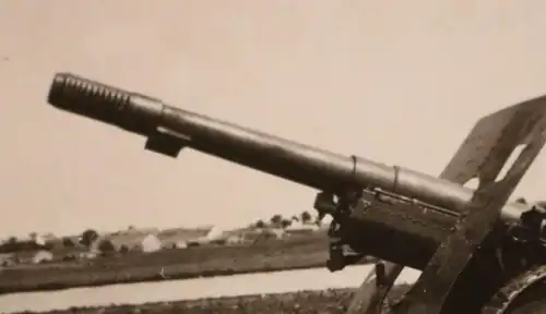 altes Foto - französisches Geschütz bei Waterloo - zerstört von einem StuG