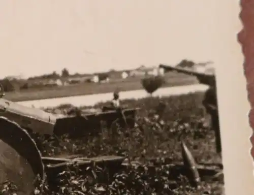 altes Foto - französisches Geschütz bei Waterloo - zerstört von einem StuG