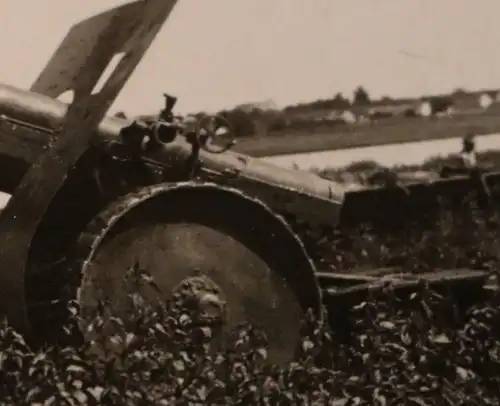 altes Foto - französisches Geschütz bei Waterloo - zerstört von einem StuG