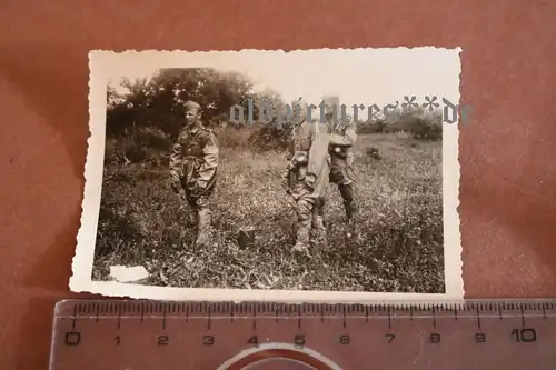  altes Foto - Soldaten ziehen Gasschutzanzug an - Jasy  Iași,  Rumänien