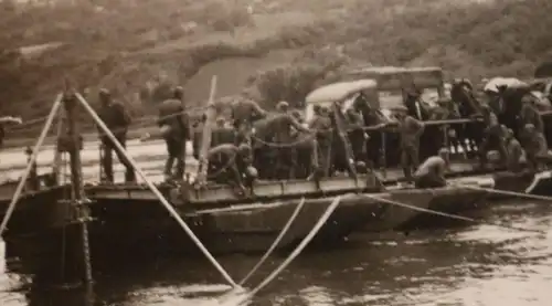 altes Foto - Soldaten setzen über den Dnjepr