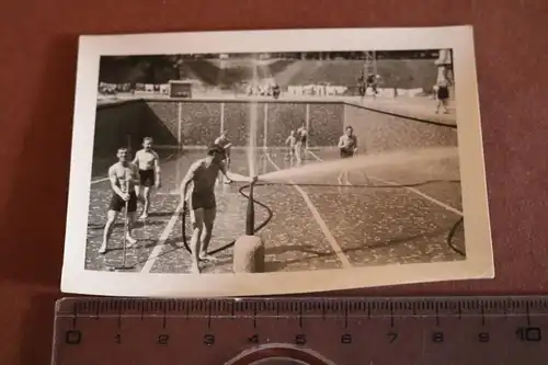 altes Foto Soldaten reinigen Schwimmbad ??