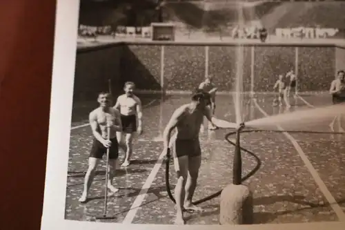 altes Foto Soldaten reinigen Schwimmbad ??