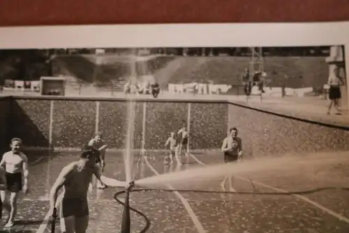 altes Foto Soldaten reinigen Schwimmbad ??