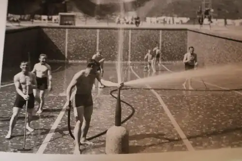 altes Foto Soldaten reinigen Schwimmbad ??