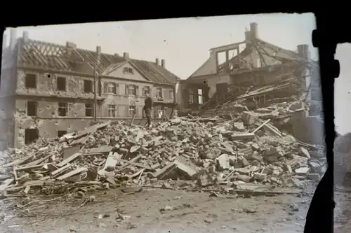 zwei alte Glasnegative - zerstörte Gebäude - Ort ?? Bombenschaden ??? 