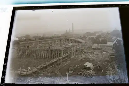 tolles altes Glasnegativ - Bau einer großen Halle -  Eisenbahn HIntergrund