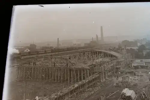 tolles altes Glasnegativ - Bau einer großen Halle -  Eisenbahn HIntergrund