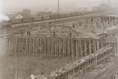 tolles altes Glasnegativ - Bau einer großen Halle -  Eisenbahn HIntergrund