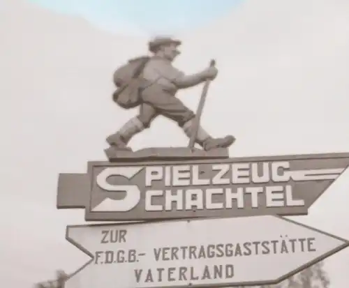 tolles altes Negativ Wegweiser Spielzeug Schachtel  Gaststätte Vaterland Treuen 