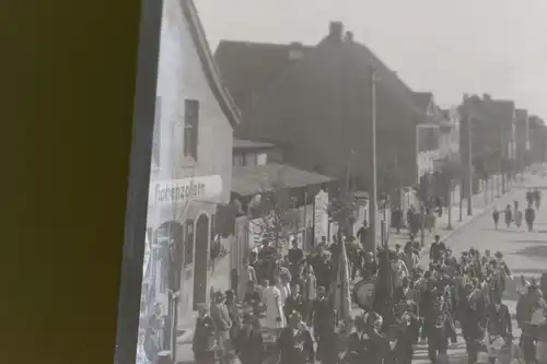 altes Negativ - Festumzug - Gebäude - Menschen - Schild --hohenzollern