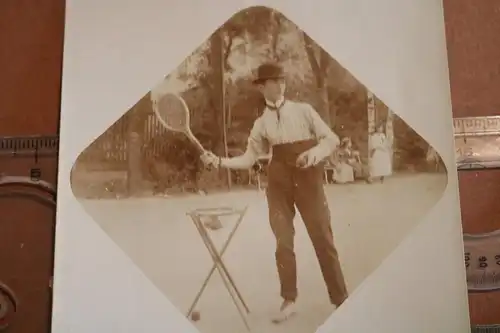 tolles altes Foto Tennisspieler mit Hut Melone auf dem Kopf - 1910-30 ???