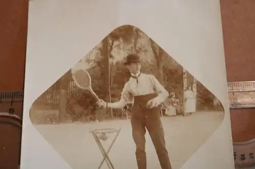 tolles altes Foto Tennisspieler mit Hut Melone auf dem Kopf - 1910-30 ???