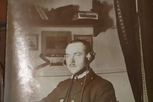 altes Foto - Mann in Uniform mit Kopfhörer - Radiogerät ??
