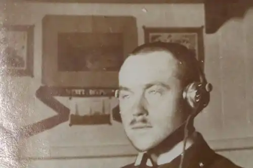 altes Foto - Mann in Uniform mit Kopfhörer - Radiogerät ??