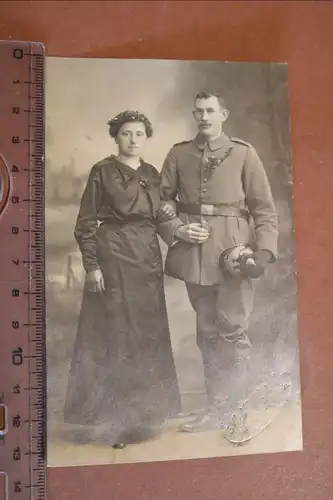 tolles altes Foto - Portrait Soldat mit seiner Frau - Pickelhaube in der Hand