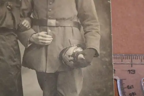 tolles altes Foto - Portrait Soldat mit seiner Frau - Pickelhaube in der Hand