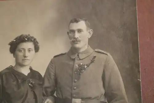 tolles altes Foto - Portrait Soldat mit seiner Frau - Pickelhaube in der Hand