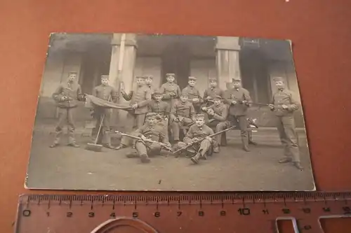 tolles altes Foto - Gruppe Soldaten mit Gewehren und Besen