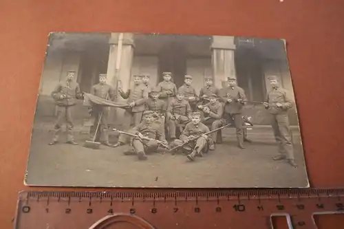 tolles altes Foto - Gruppe Soldaten mit Gewehren und Besen 