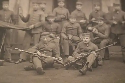 tolles altes Foto - Gruppe Soldaten mit Gewehren und Besen