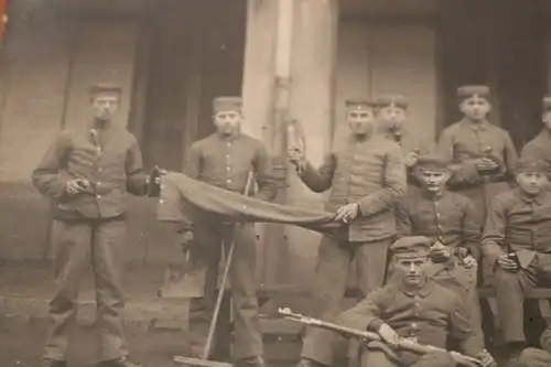 tolles altes Foto - Gruppe Soldaten mit Gewehren und Besen