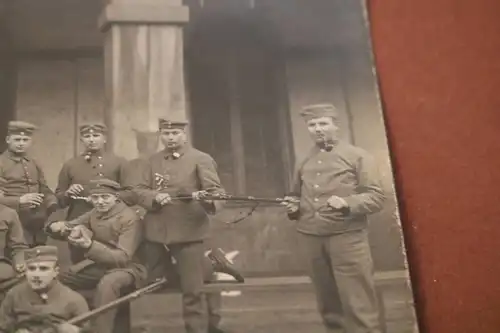 tolles altes Foto - Gruppe Soldaten mit Gewehren und Besen